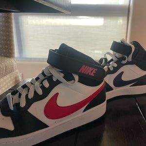 Nike Court Borough. 6Y